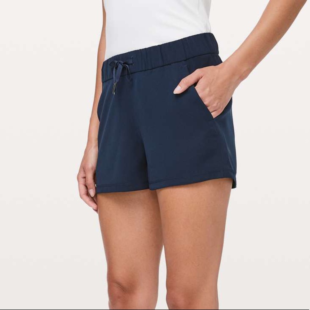 Lululemon navy on the fly short size 6